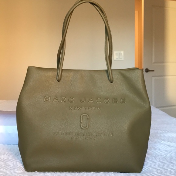 Marc Jacobs Handbags - Marc Jacobs green leather logo shopper tote